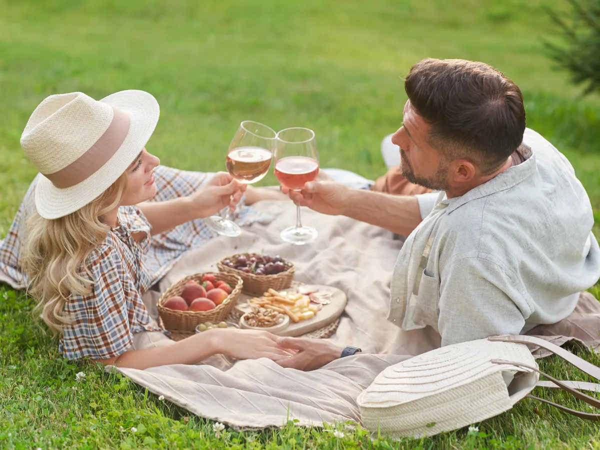 5. Piknik Mini di Ruang Tamu atau Taman Belakang_