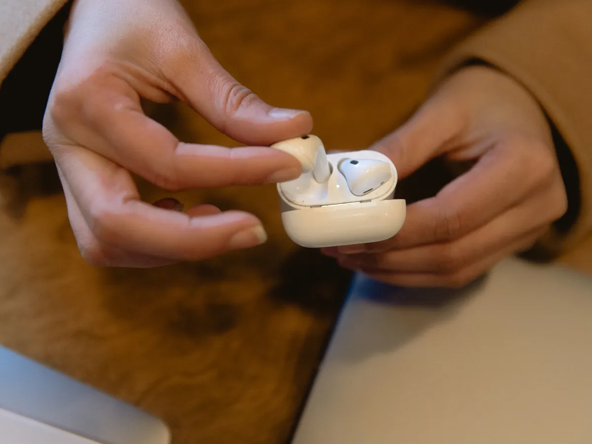 6. Earphone atau Headset_