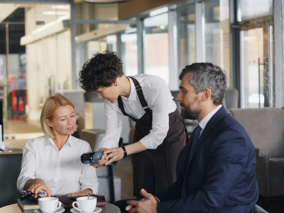 7. Selalu Punya Alasan Saat Diminta Bayar_