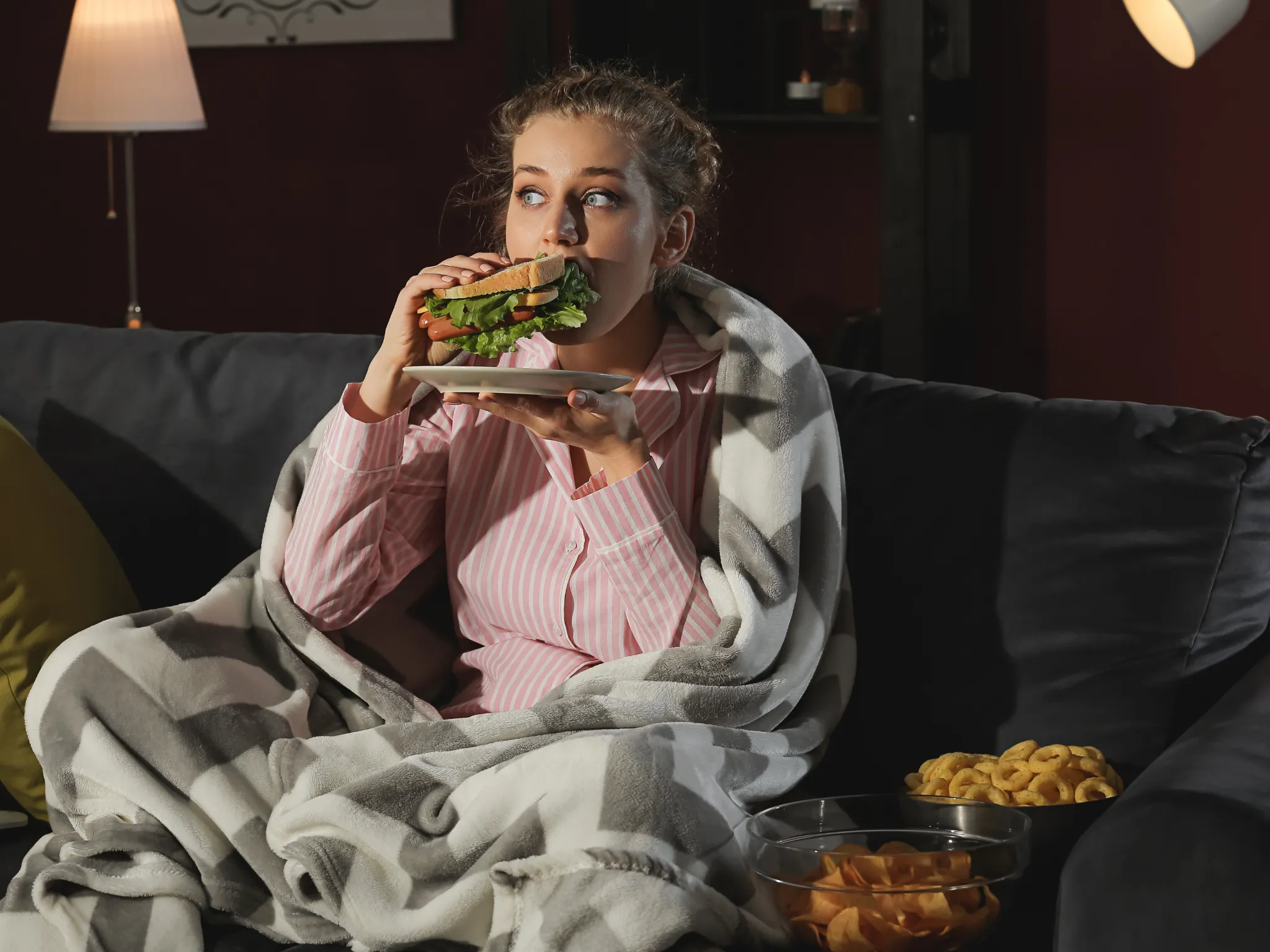 8. Makan Terlalu Larut Malam_