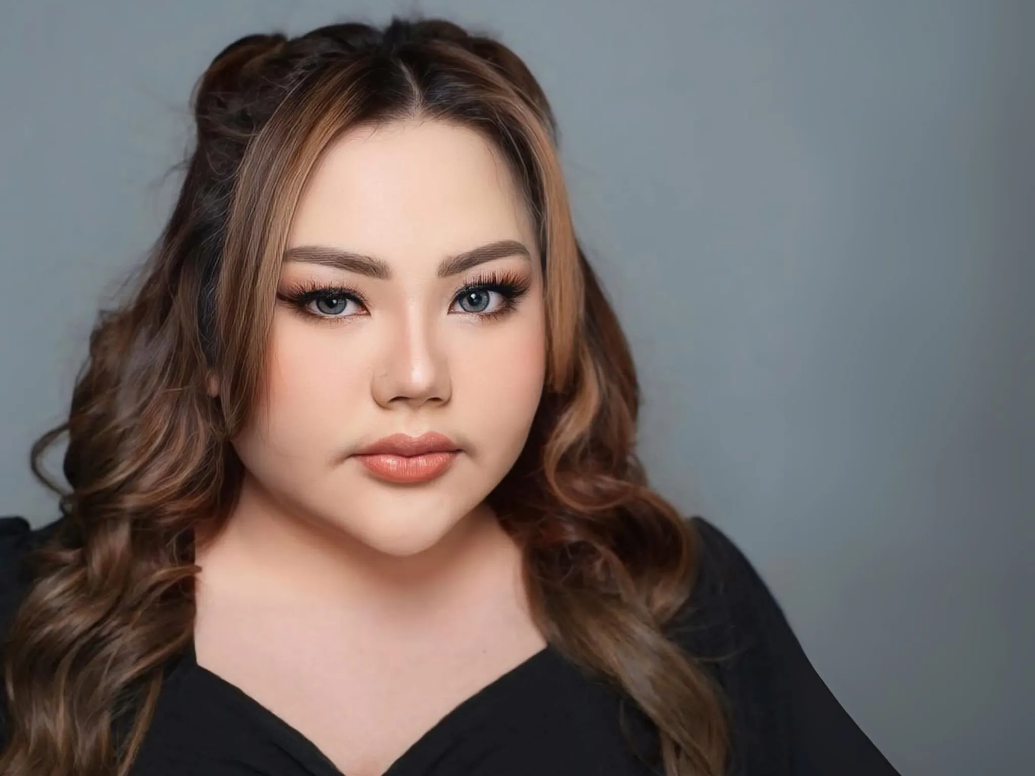 Lisa Mariana Turun Aksi Demo di DPR, Warganet “Hidup Lisa!”_