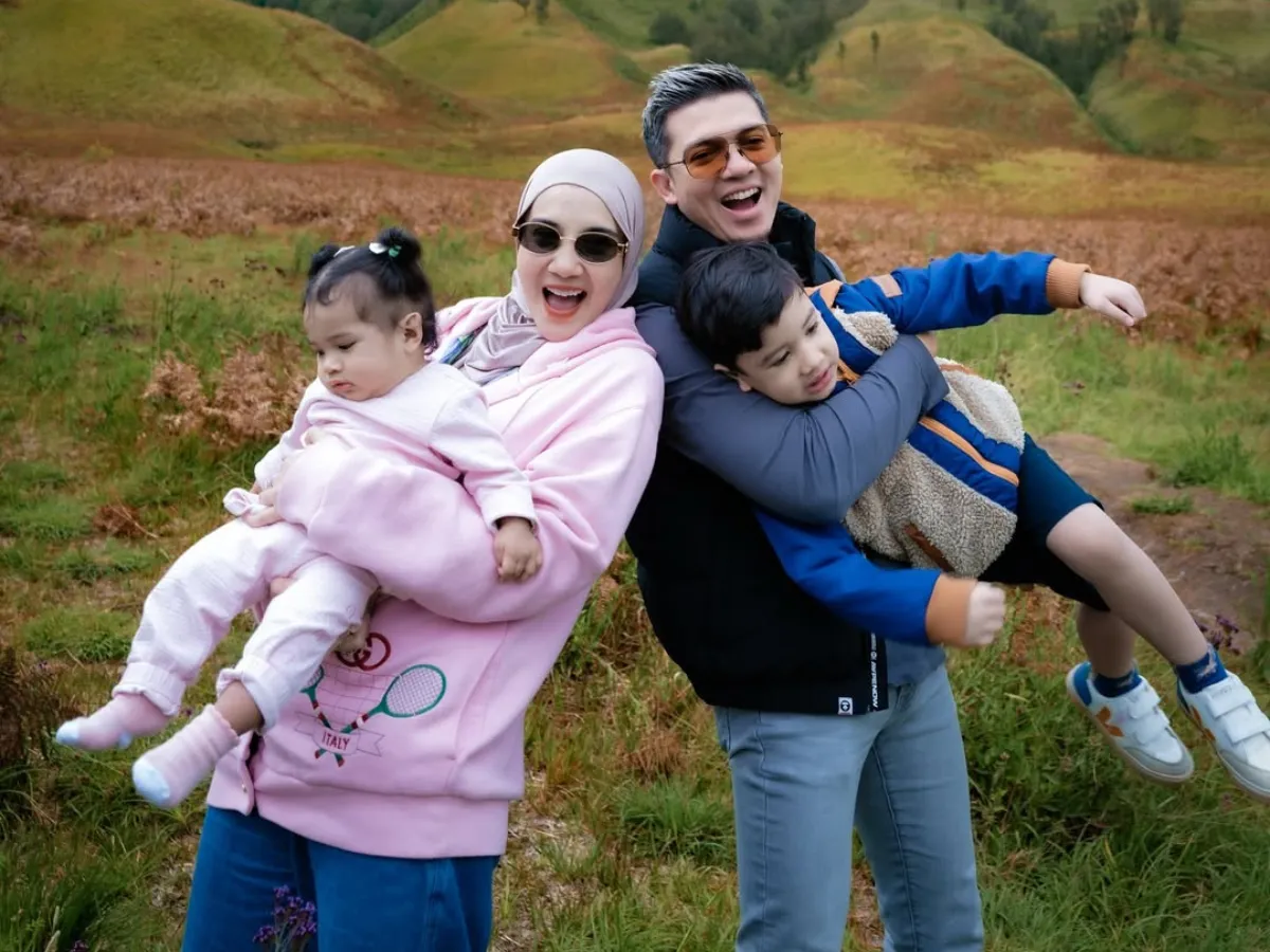 Zaskia Sungkar Hamil Lagi, Bagikan Momen Haru Saat Periksa USG_