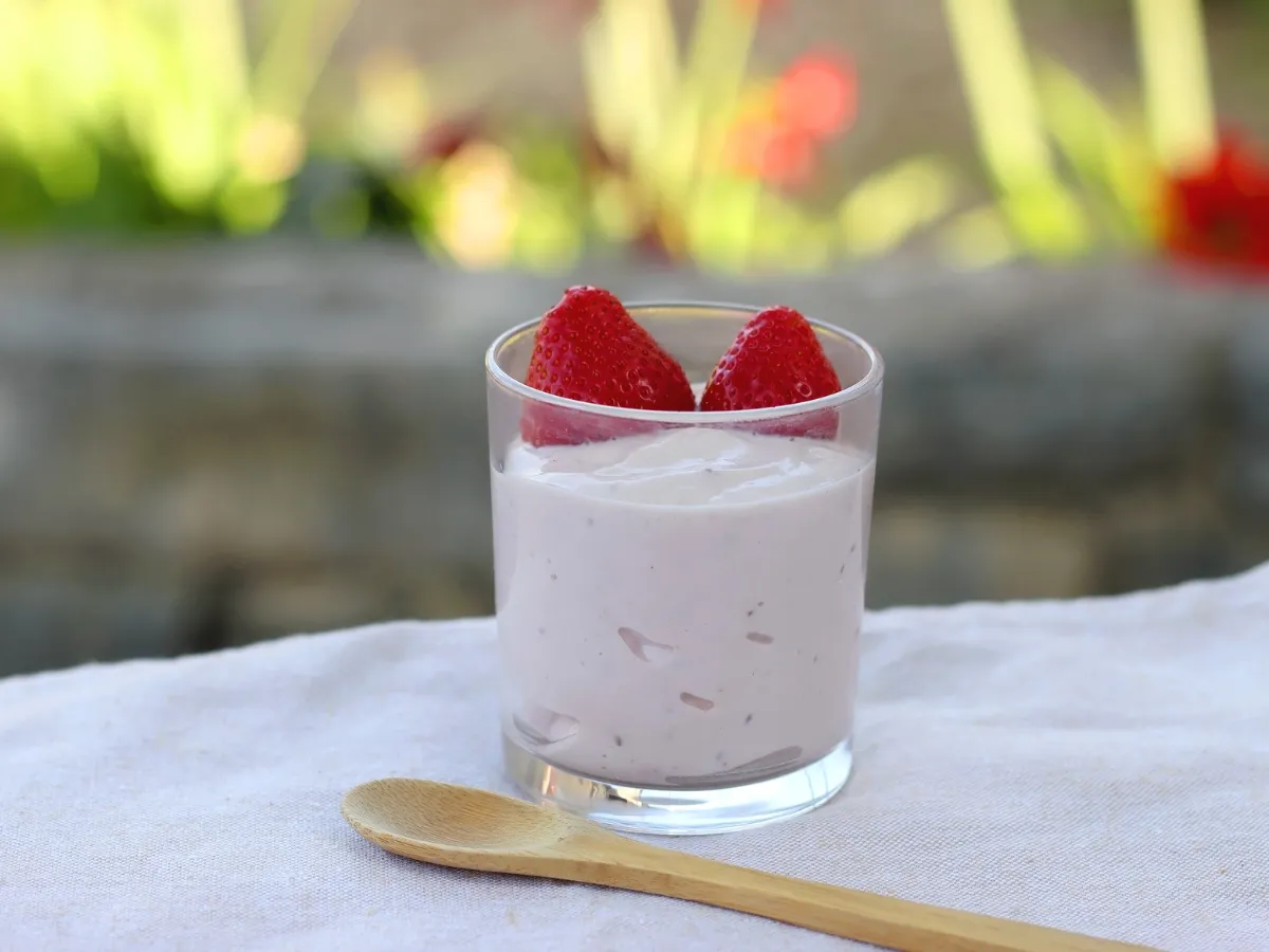 5. Yoghurt + Granola Kombinasi Segar dan Bernutrisi_