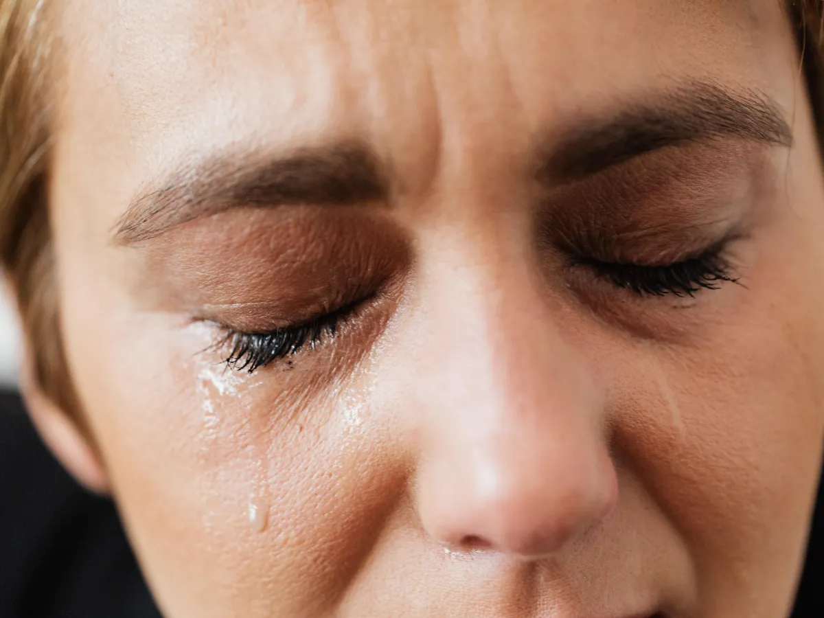 9 Cara Agar Mata Tidak Bengkak Setelah Menangis, Mudah dan Ampuh_